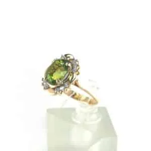 Auksinis žiedas su briliantu ir peridotu