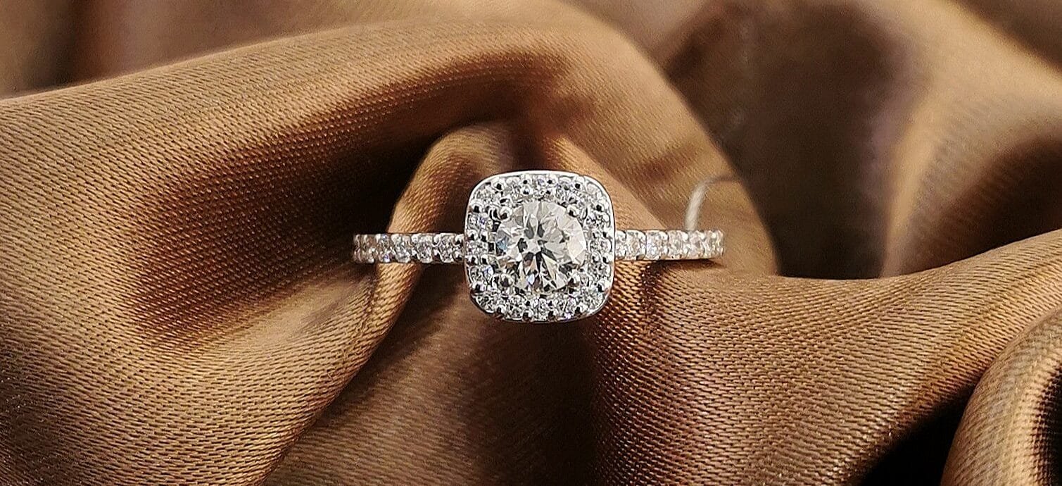 Auksinis žiedas su briliantais cover